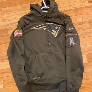 Nike Therma-Fit New-England Patriots hoodie.salute to service edition.